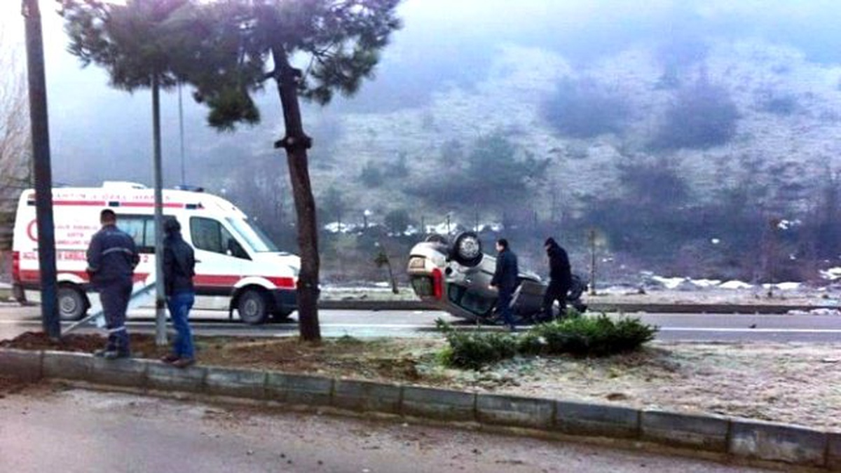 Otomobil Buz Tutan Yolda Takla Attı: 1 Yaralı