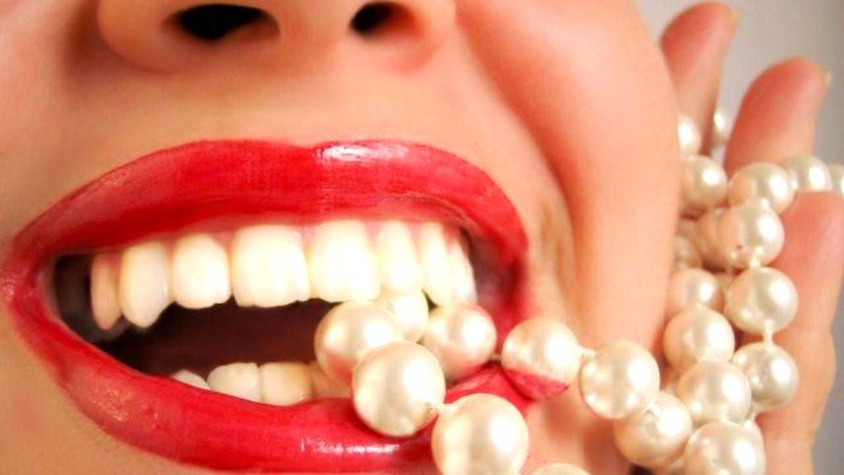 Porselen Laminalar Kadınları Daha Genç Ve Çekici Gösteriyor