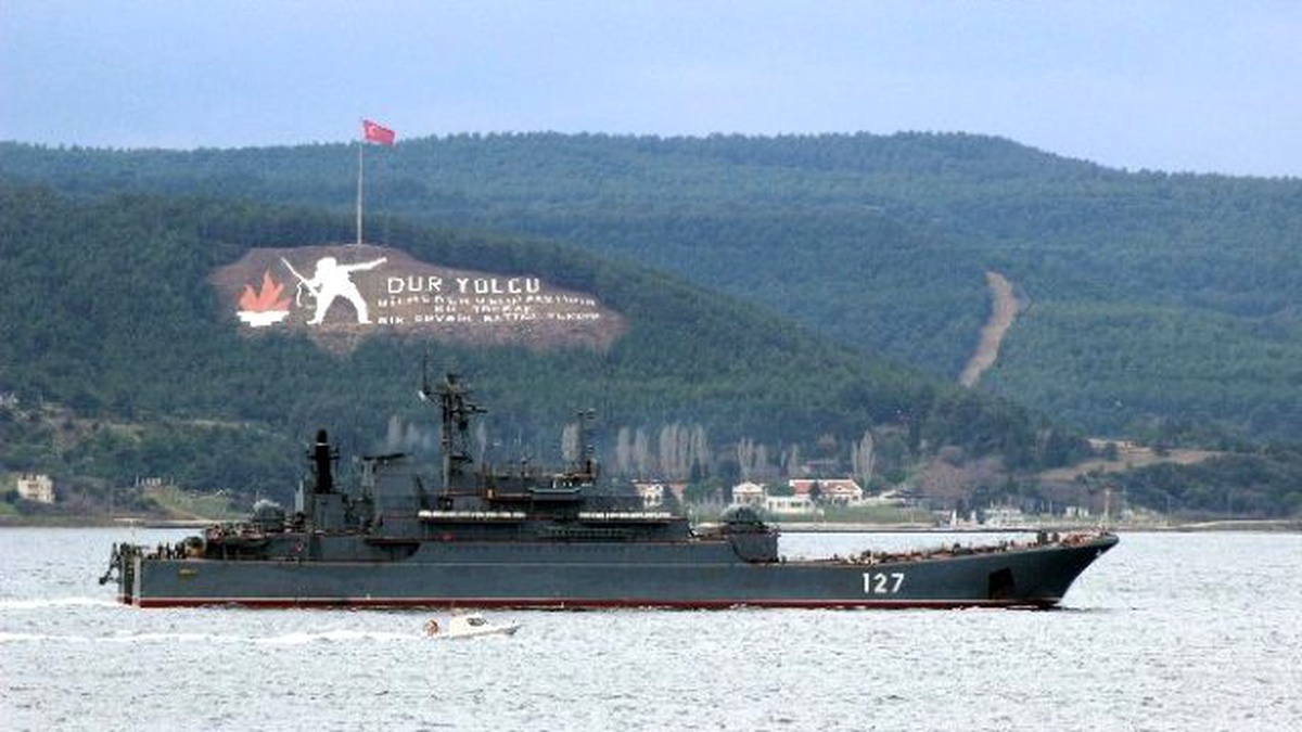 Rus Savaş Gemisi Çanakkale Boğazı\'ndan Geçti