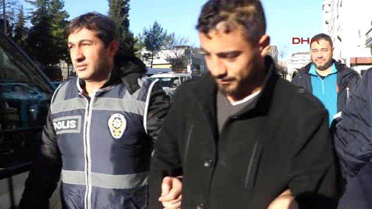 Sahte Başkomiser, Dolandırdığı Altınları Bozdururken Kuyumcuda Yakalandı
