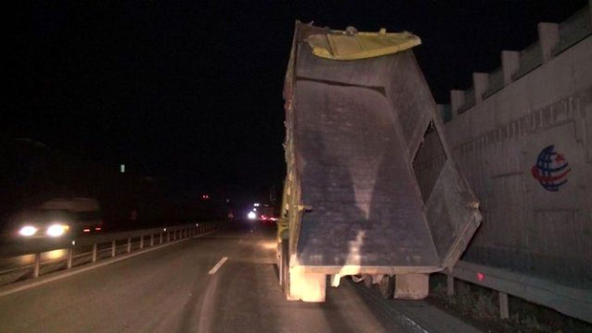 Seyir Halindeki Kamyonun Kendiliğinden Açılan Damperi Köprüye Çarptı