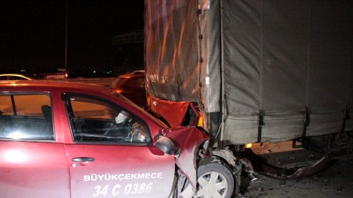 Ticari Taksi Tır\'a Arkadan Çarptı: 1 Yaralı