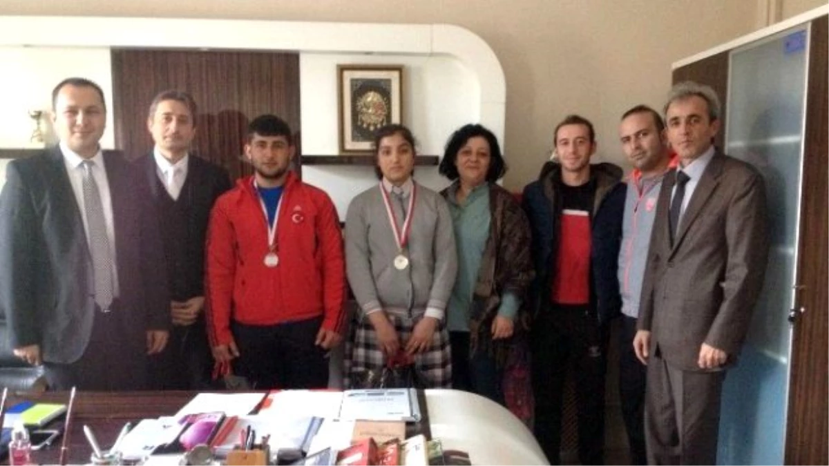 Yunak\'ta Şampiyonada Dereceye Giren Öğrencilere Ödül