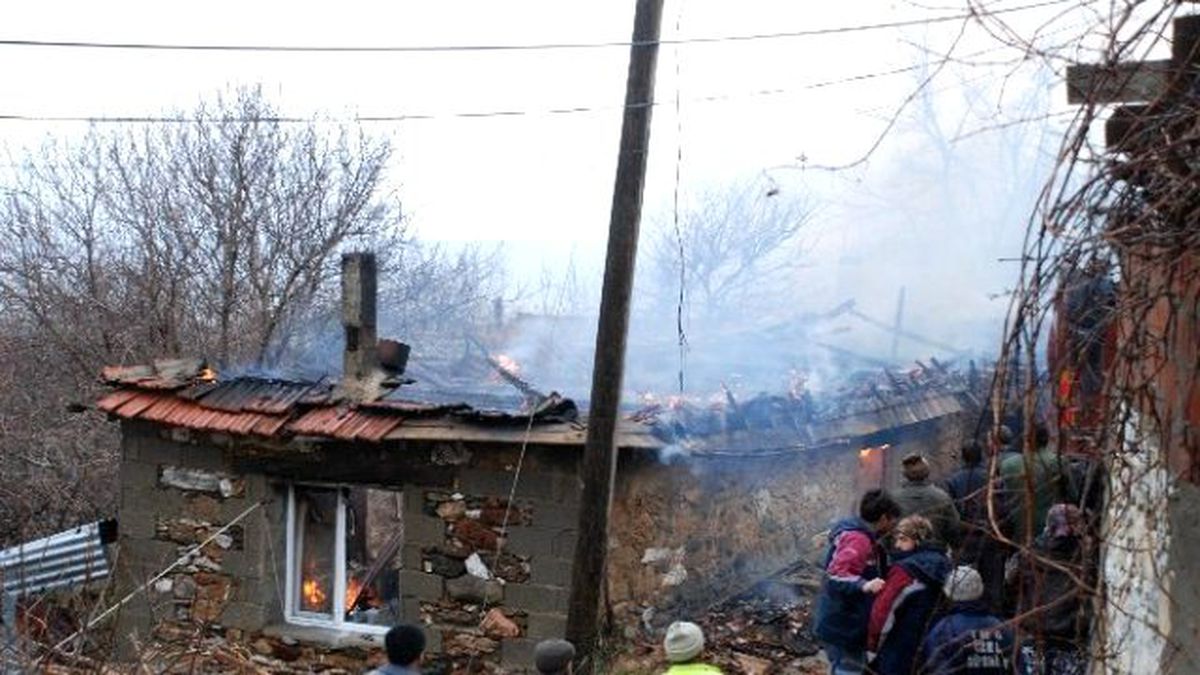 Alevler Ahşap Evi Yuttu