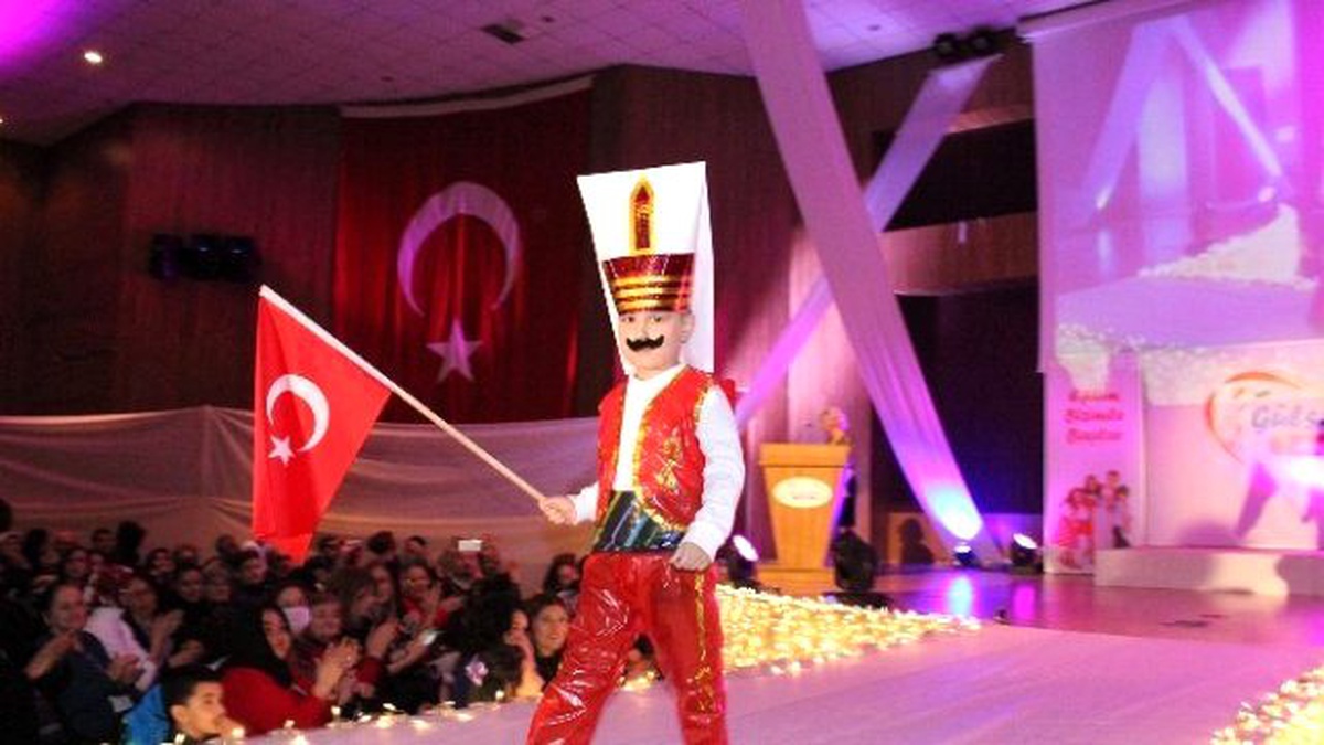 Atık Malzemelerden Kıyafet Yapıp Defileye Çıktılar