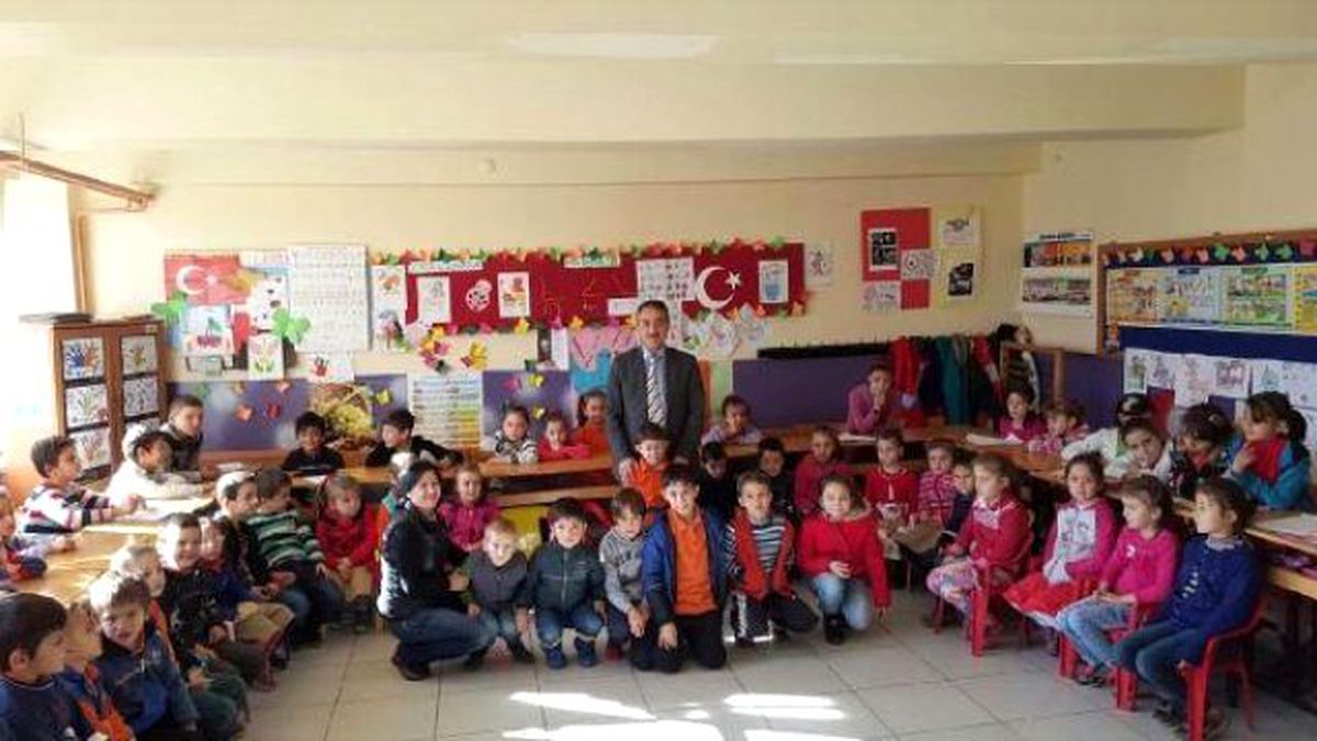 Bağışla Kullanmadıklarını, Mutlu Et Onları\' Sloganıyla Köy Okuluna Yardım Ettiler