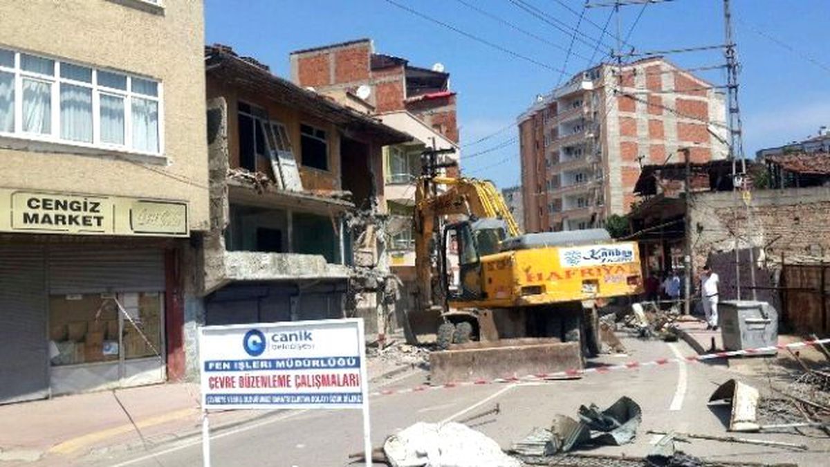 Canik\'te Metruk Binalar Yıkılıyor