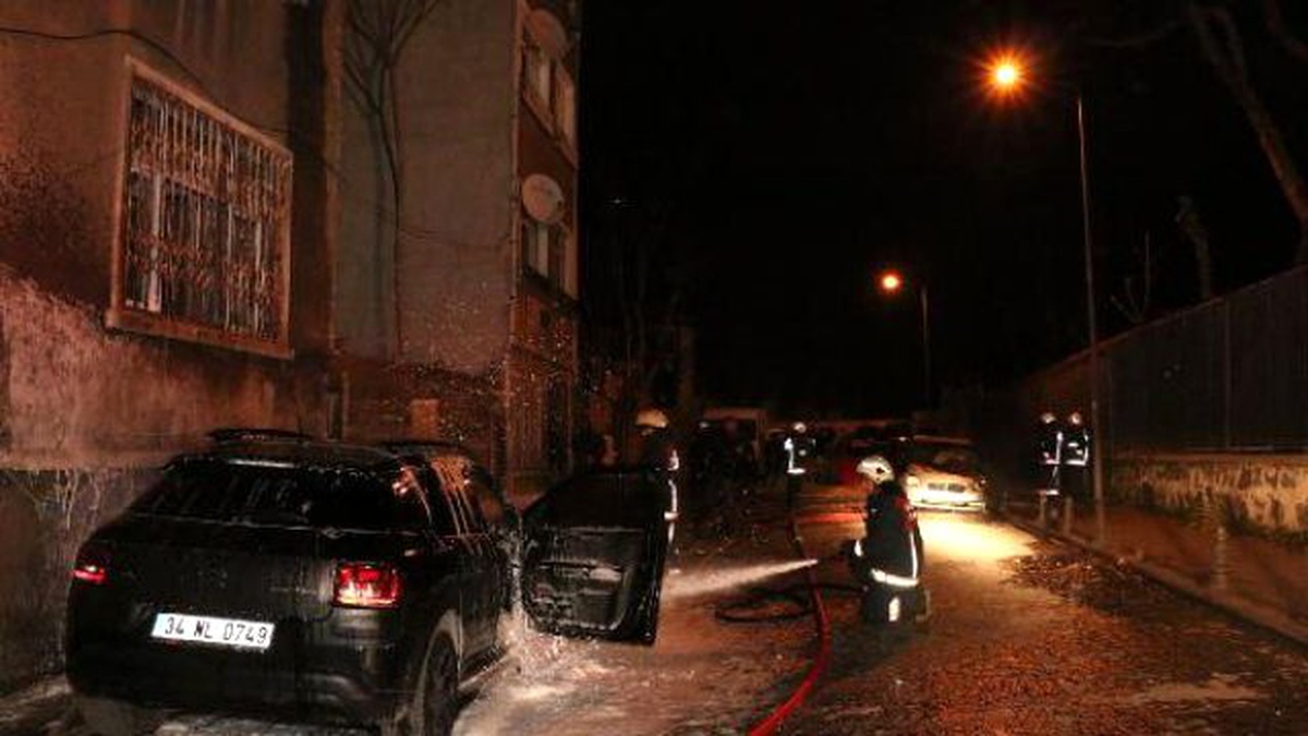 Fatih\'de 3 Otomobil Kundaklandı