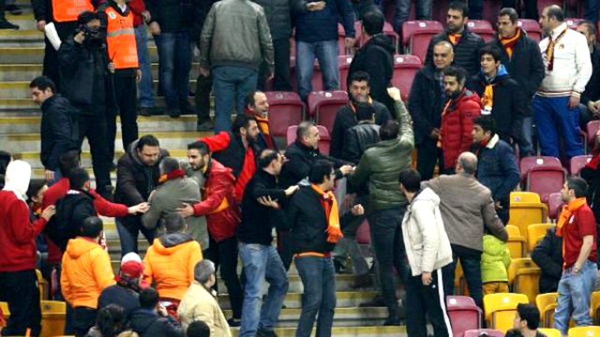 Galatasaray Tribünleri Burak İçin Karıştı