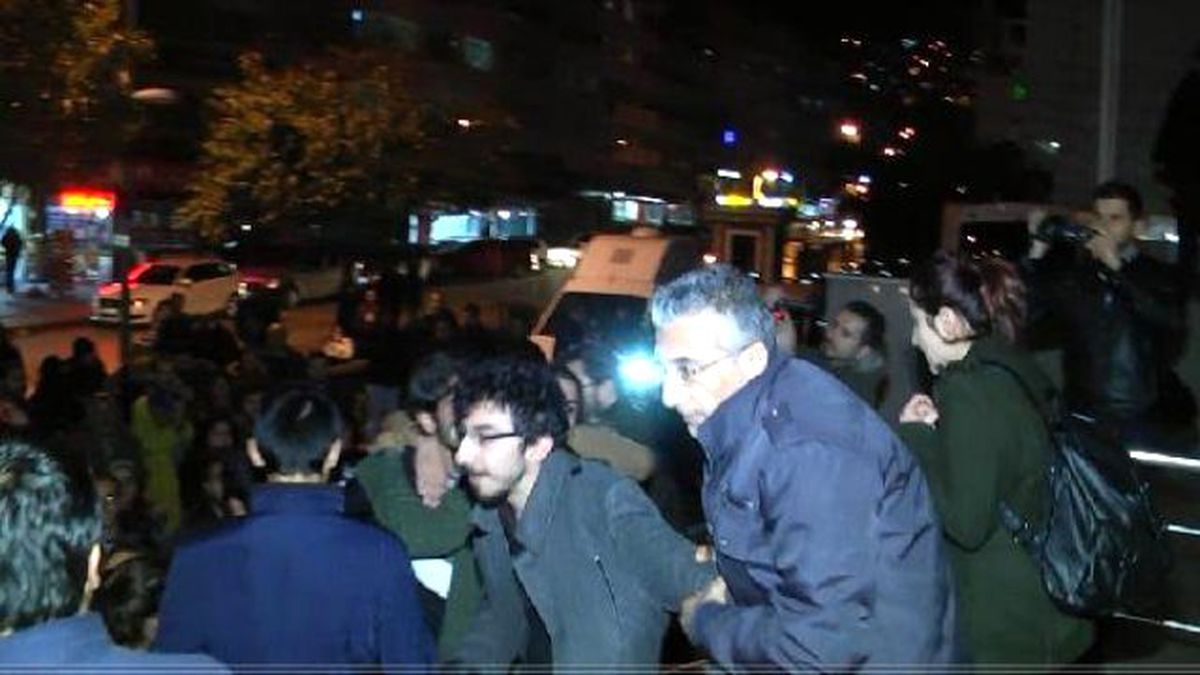 Gözaltına Alınan Oğlu Serbest Kalan Anne Ayaklarına Kapanıp Ağladı!