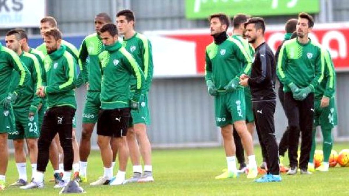 Hamzaoğlu\'na Pastalı Doğum Günü Kutlaması