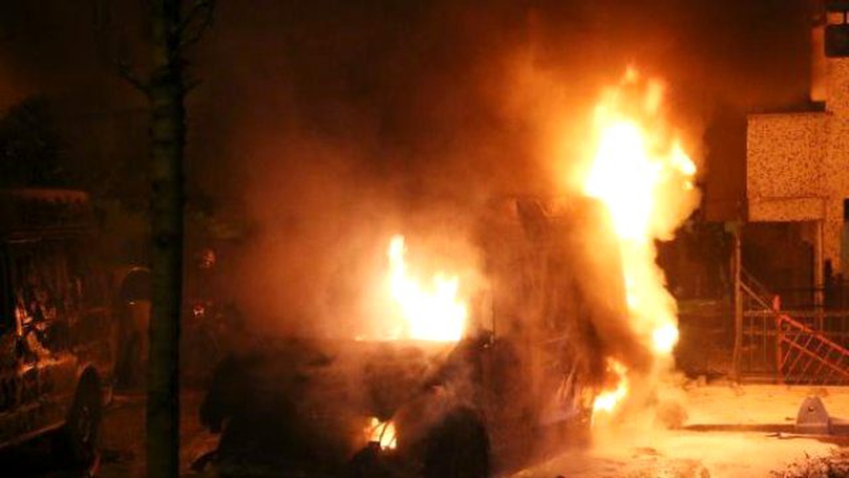 Hasta İçin Gelen Ambulans Patlamayla Alev Topuna Döndü,mahalleli Sokağa Fırladı