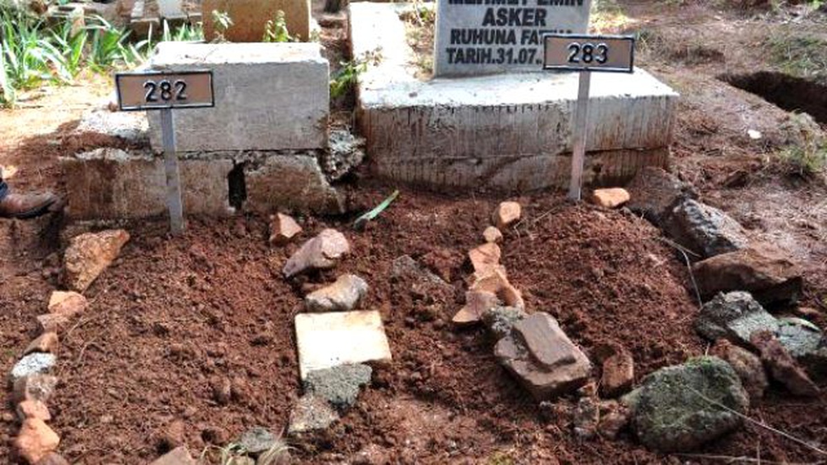 Hayata Tutunamayan Siyam İkizleri Yan Yana Toprağa Verildi