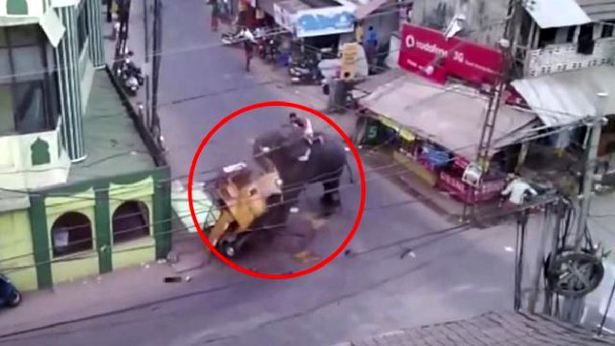 Fil Aracı Parçaladı, Rahip Canını Zor Kurtardı