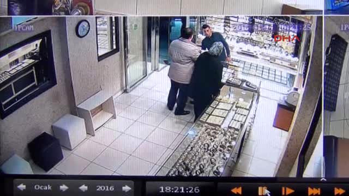 İnegöl Kuyumcudan Bilezikleri Çalan Çift Kamerada