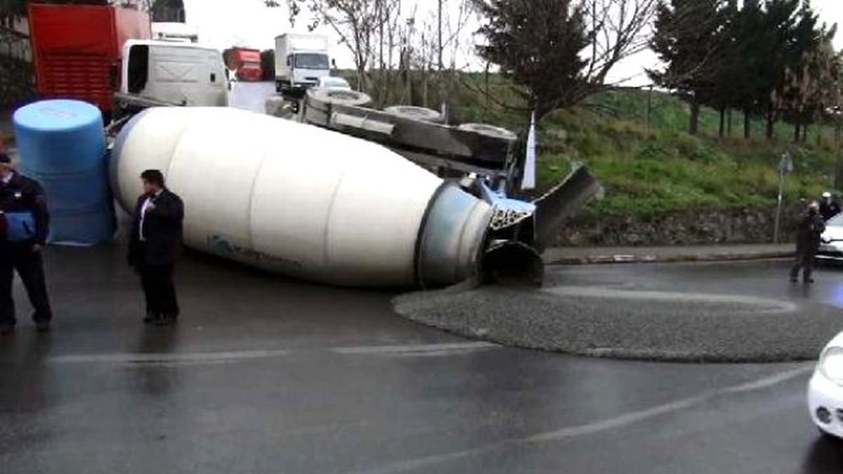 Kadıköy\'de Beton Mikseri Devrildi; 1 Yaralı