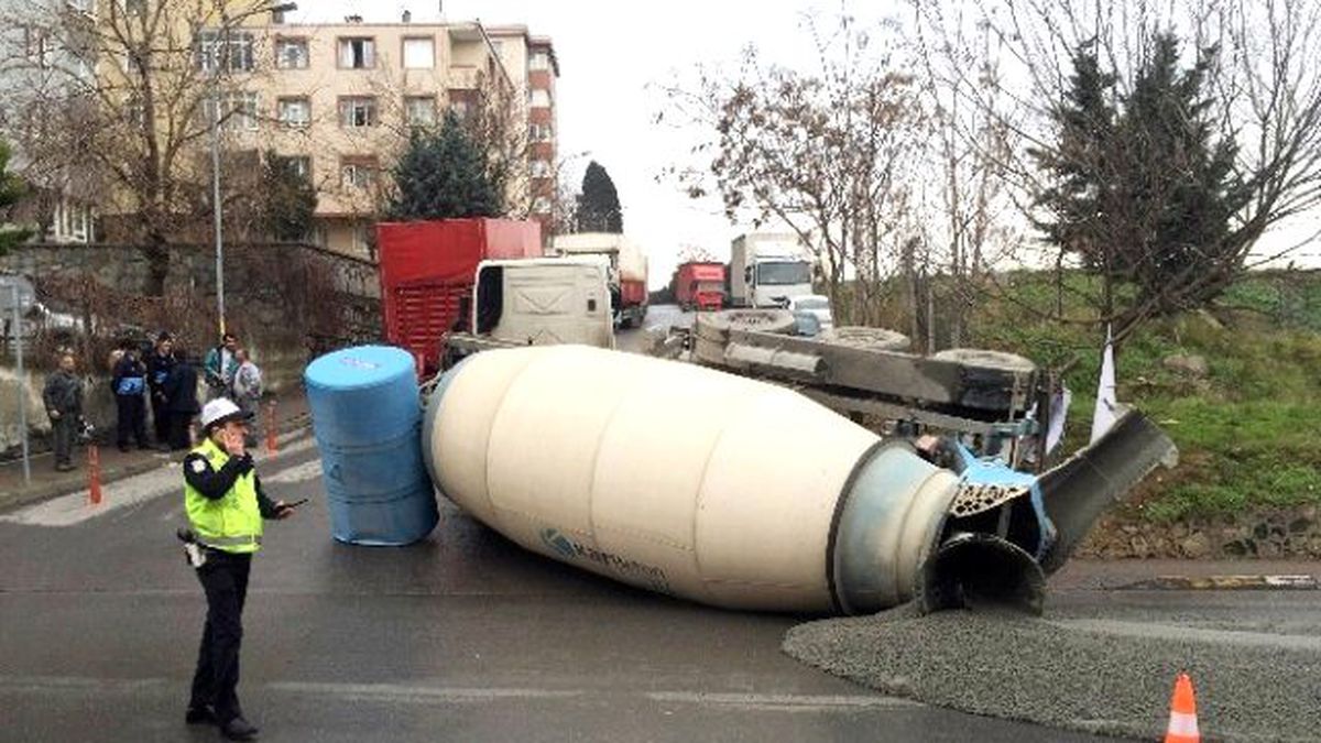 Kamyonun Üzerindeki Beton Mikseri Devrildi