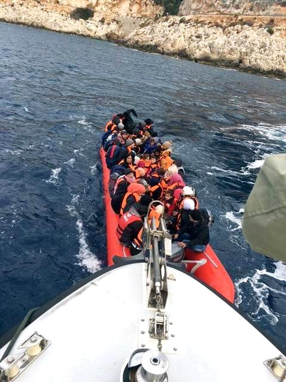 Kaş\'tan Meise Lastik Bot ile Geçmek İsteyen 77 Suriyeli Yakalandı