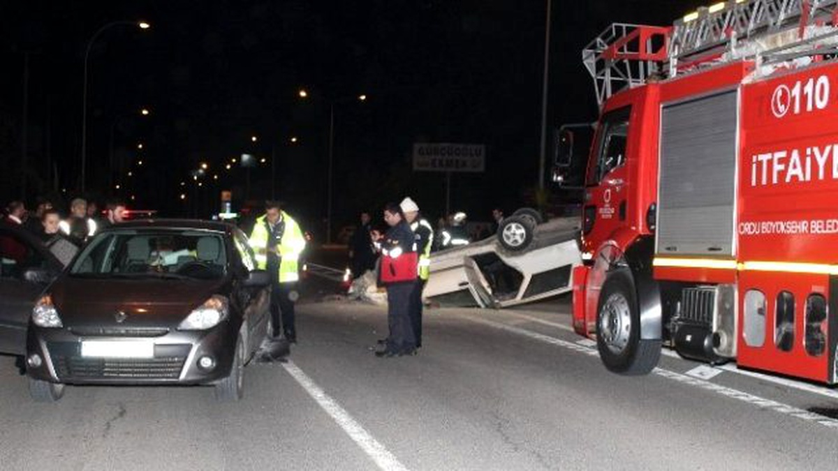 Kırmızı Işıkta Duran Otomobile Çarpıp Takla Attı: 2 Yaralı