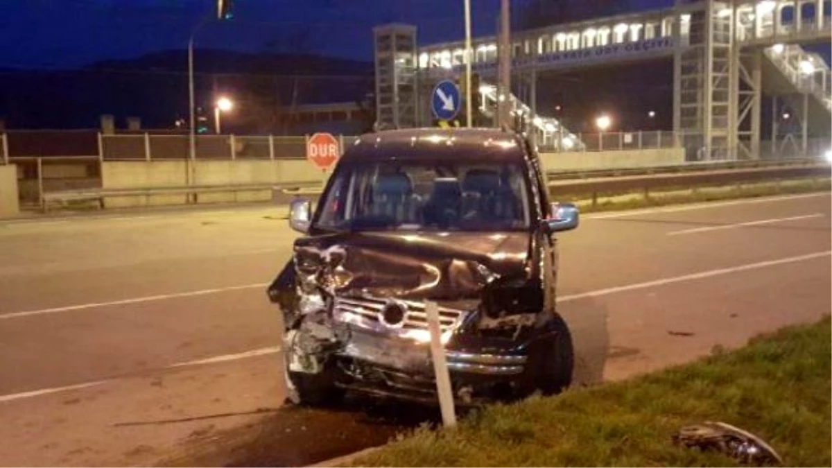 Kırmızı Işıkta Geçen Hafif Ticari Araç Otomobile Çarptı: 2 Yaralı