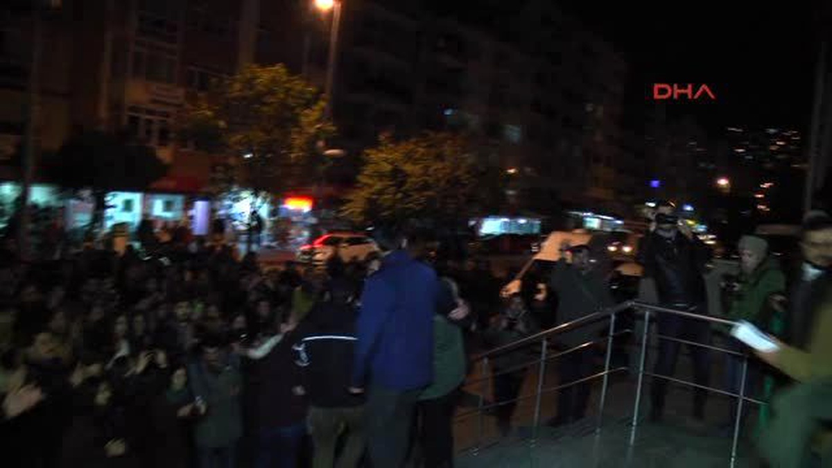 Kocaeli Oğlunun Ayaklarına Kapanıp Ağladı