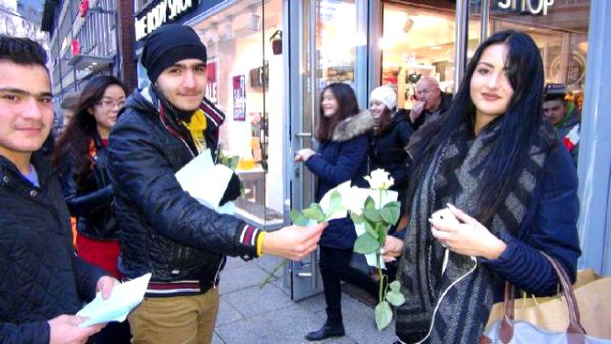 Köln\'de Suriyeli Sığınmacılar Kadınlara Gül Dağıttılar