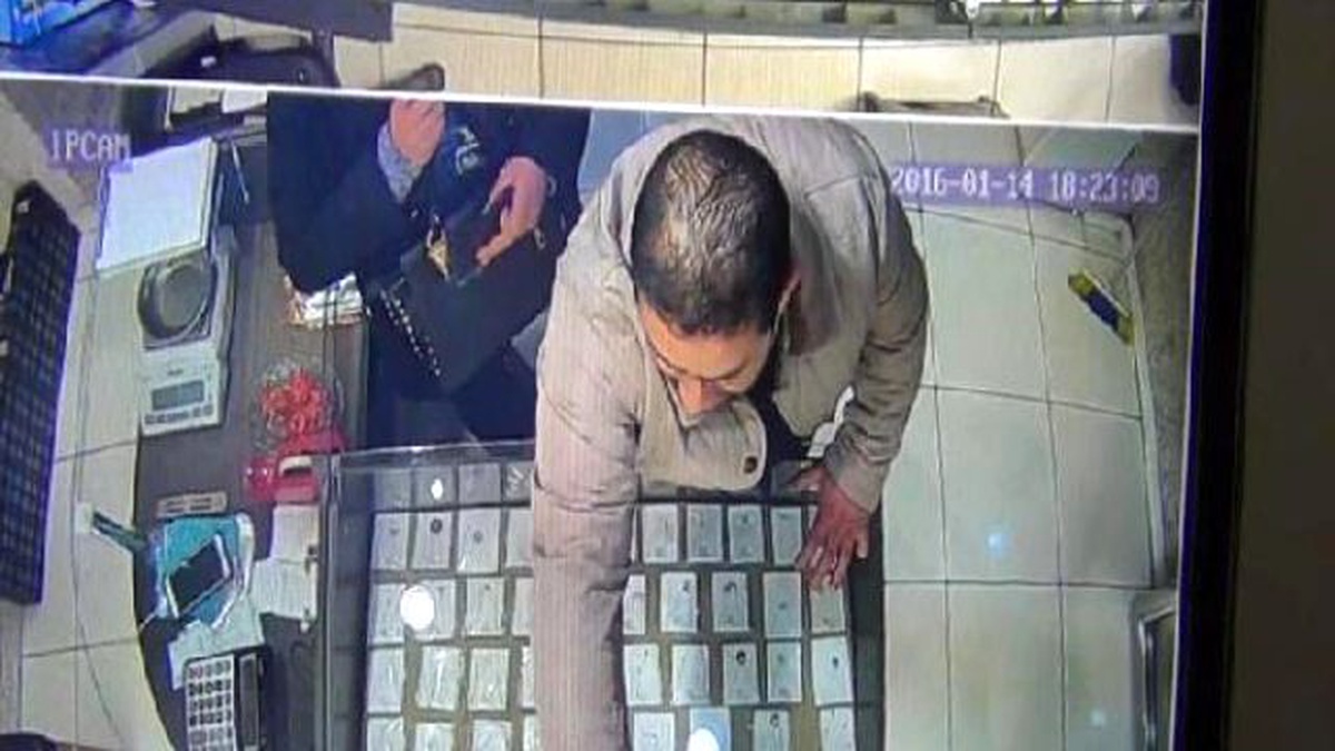 Kuyumcudan Bilezikleri Çalan Çift Kamerada