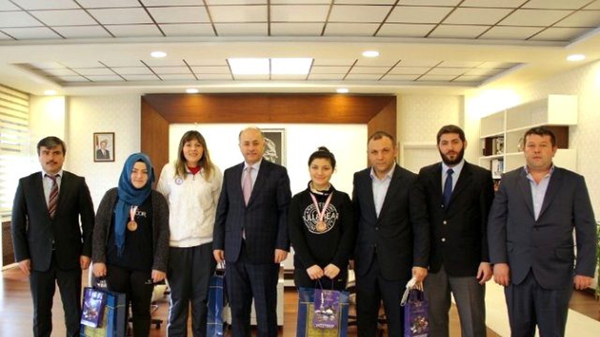 Madalyalı Boksörlerden Vali Azizoğlu\'na Ziyaret