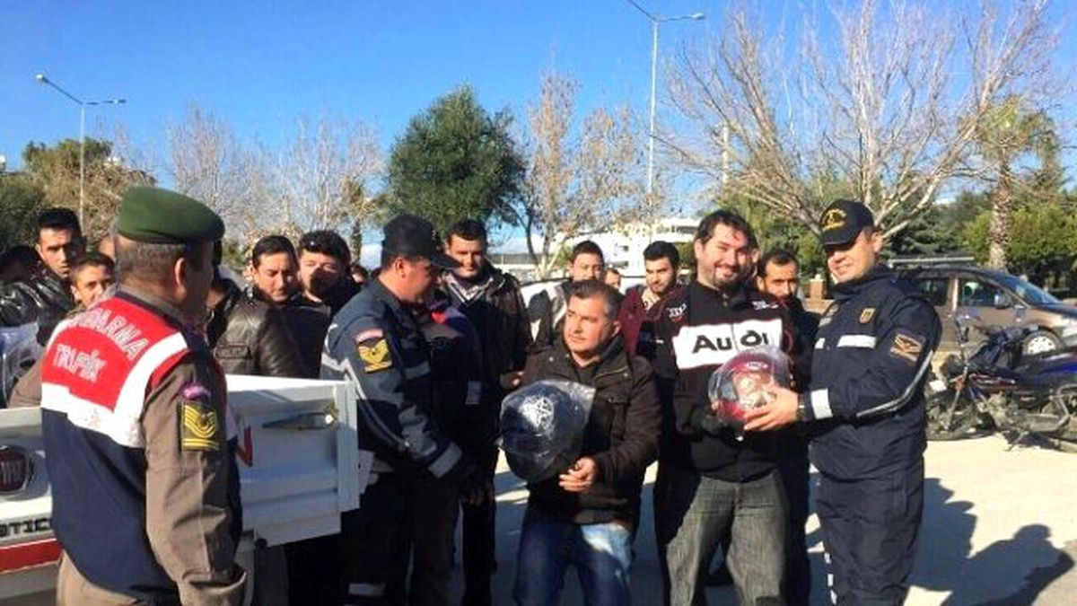 Manavgat\'ta Motosiklet Sürücülerine Kask Dağıtıldı