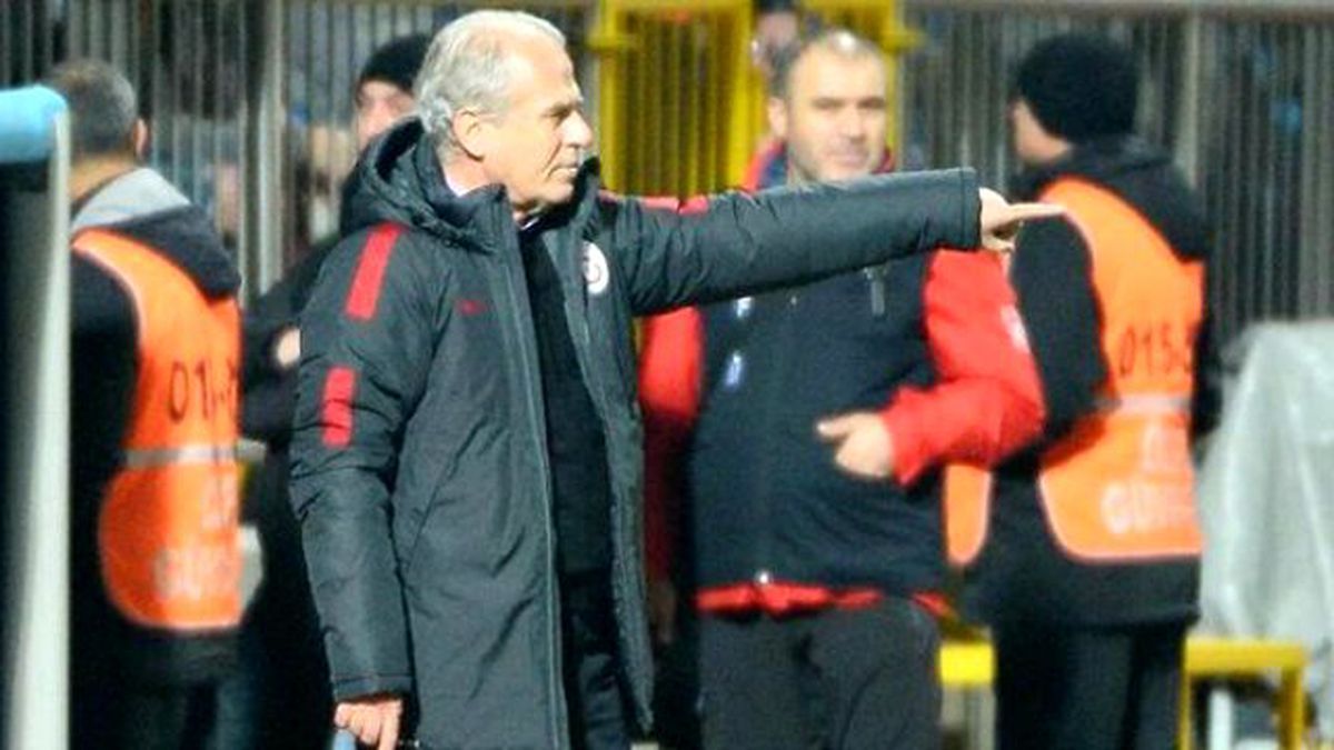 Mustafa Denizli'den Yönetime Gönderme: Sivas Daha İyi Transferler Yaptı