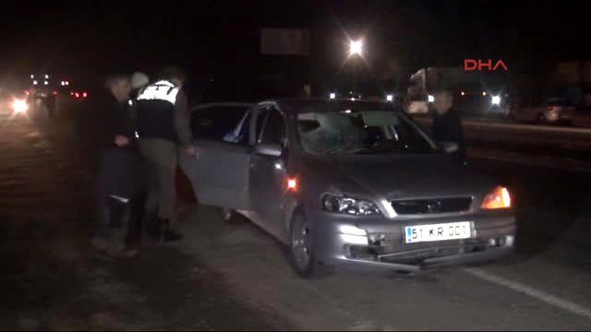 Niğde - Yolun Karşısına Geçmek İsteyen Tır Şoförüne Otomobil Çarptı