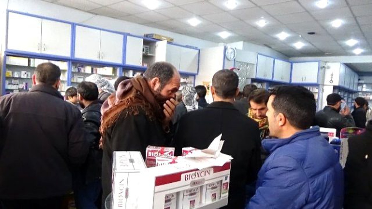 Nöbetçi Eczanede İlaç Kuyruğu