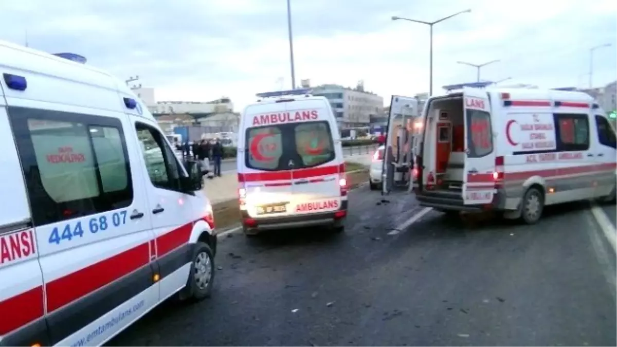 Otomobil, Servis Minibüsüne Çarptı: 1\'i Ağır 17 Yaralı