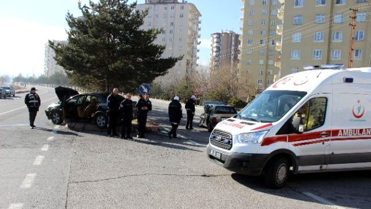 Otomobiller Çarpıştı: 2 Yaralı