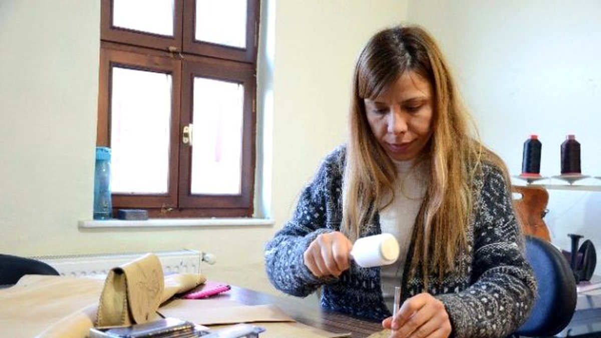 Kültür ve Turizm Bakanlığı\'nın Tek Bayan Deri Sanatçısı