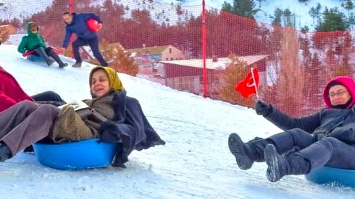 Palandöken\'de Kadınların Leğen-board Eğlencesi