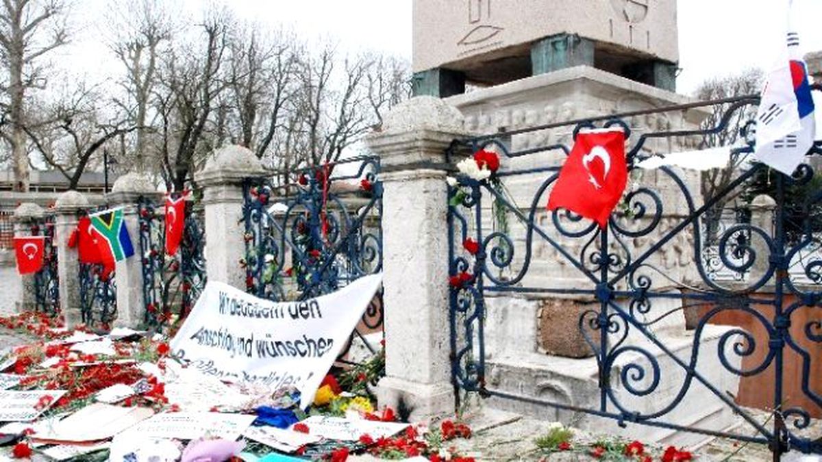 Saldırıyı Kınayarak, Sultanahmet Meydanı\'na Karanfil Bıraktılar