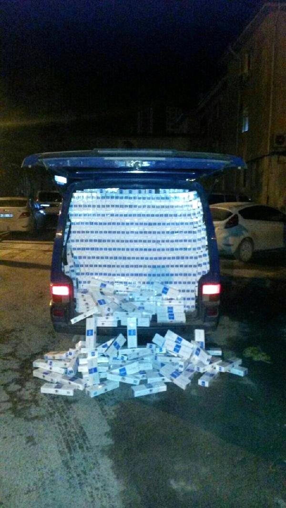 Şanlıurfa\'da Esrar ve Kaçak Sigara Ele Geçti