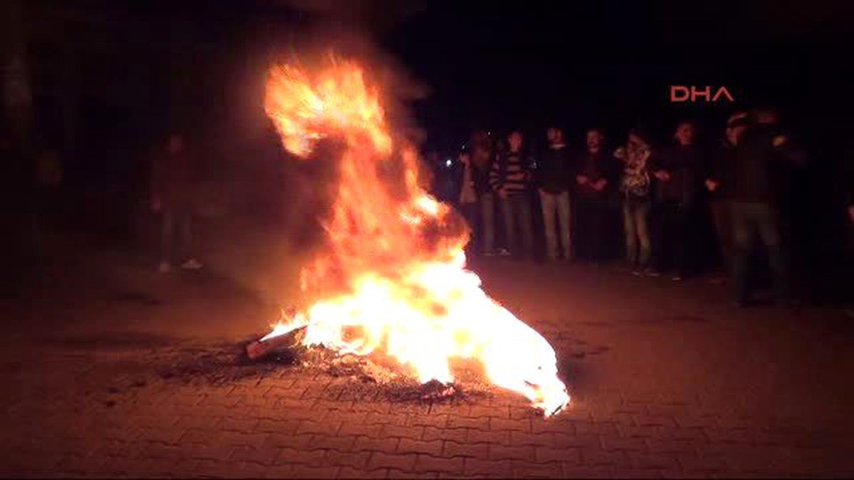 Siverek Elektrik Kesintisini Protesto Etmek İçin Lastik Yakıp, Yol Kapattılar