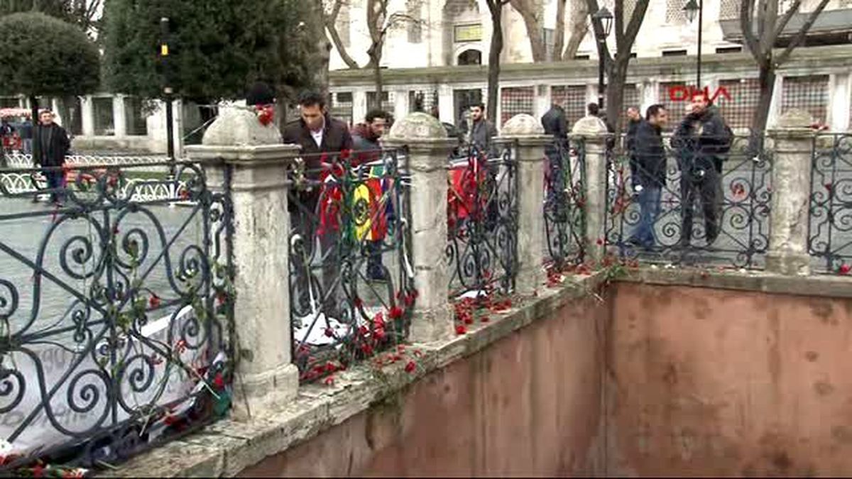 Sultanahmet Meydanı\'na Ziyaretler Devam Ediyor