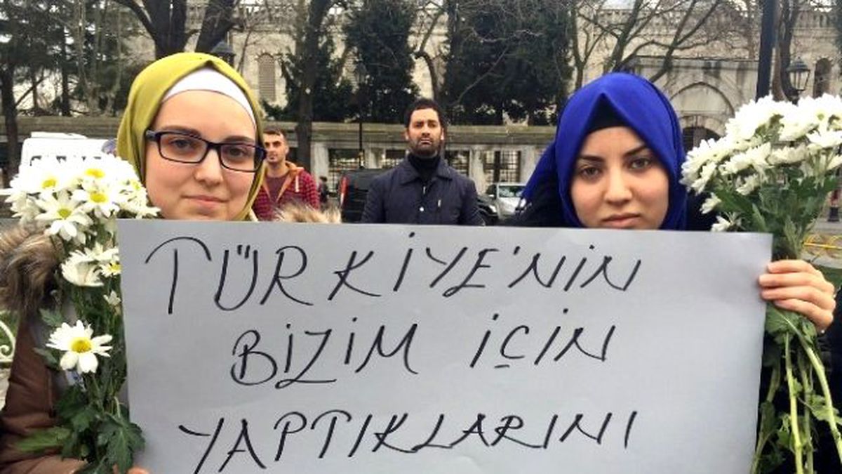 Suriyeli Minik Öğrencilerin Sultanahmet\'teki Anlamlı Gösterisi Takdir Topladı