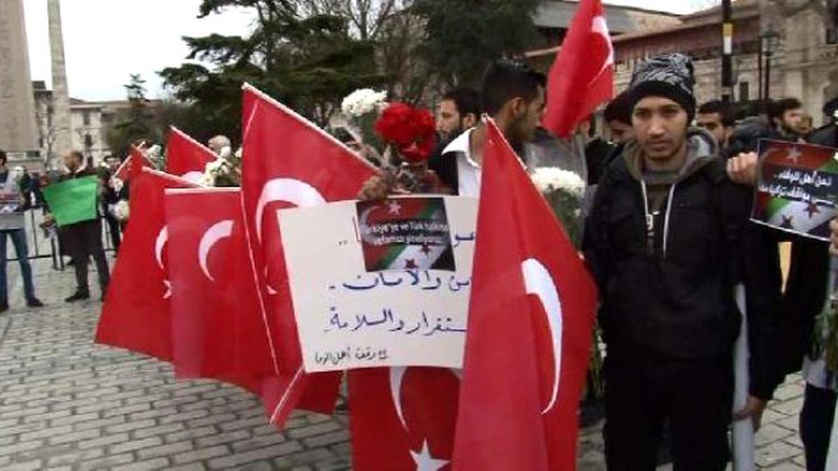 Suriyeliler, Sultanahmet Meydanı\'nda Terör Kurbanlarını Andı