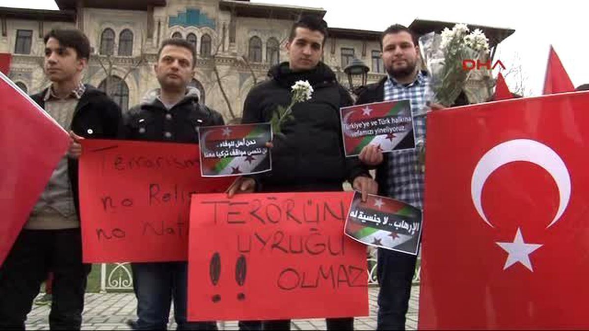 Suriyeliler Sultanahmet\'te Terör Kurbanlarını Andı