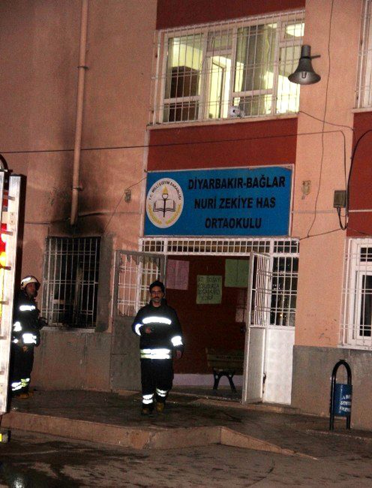 Teröristler Diyarbakır\'da Okul Yaktı