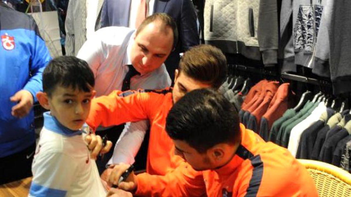 Trabzonsporu Futbolculardan Horonlu İmza Günü