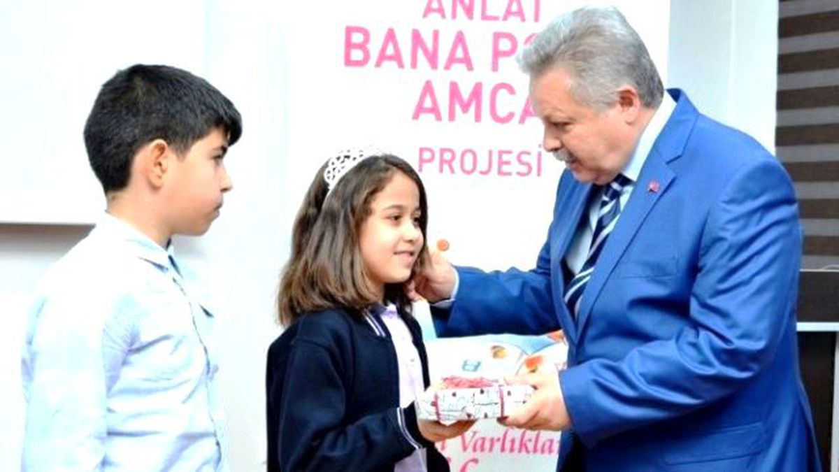Vali Kahraman\'dan Başarılı Öğrencilere Hediye