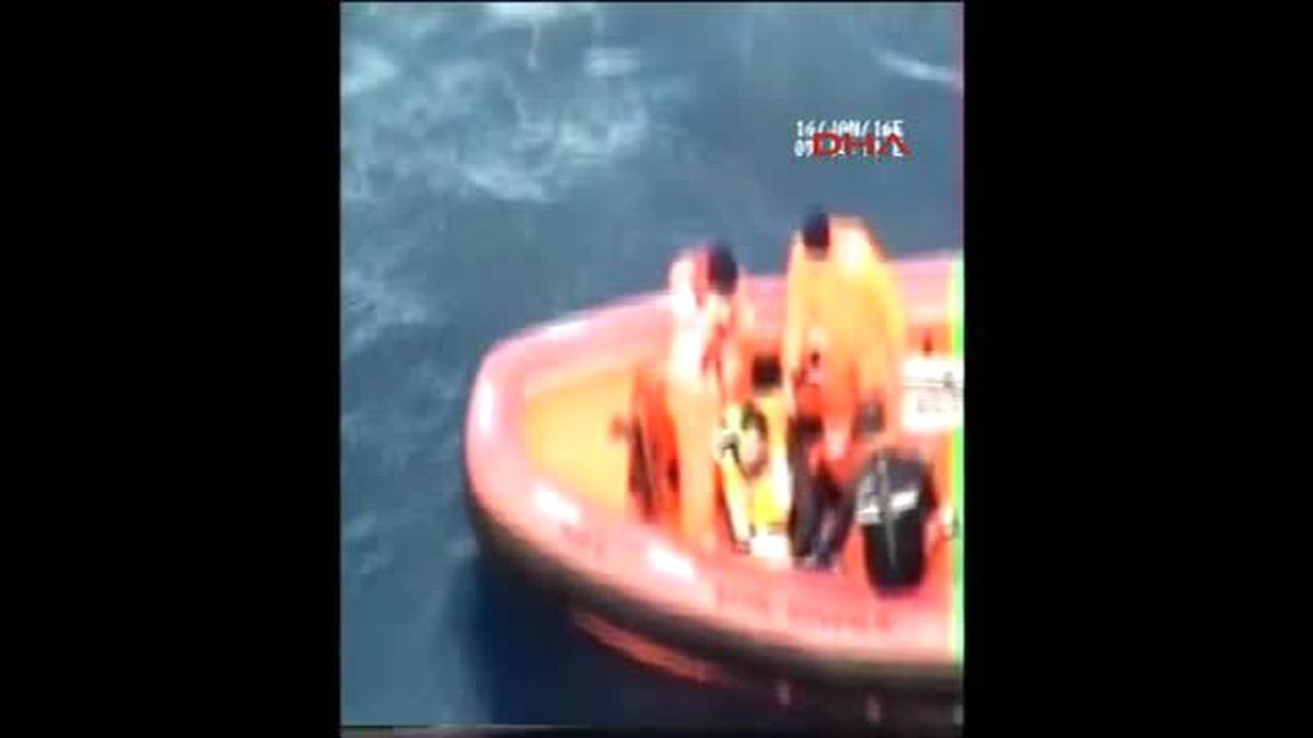 Yarı Batık Lastik Bottaki Suriye Uyruklu 60 Kişi Kurtarıldı