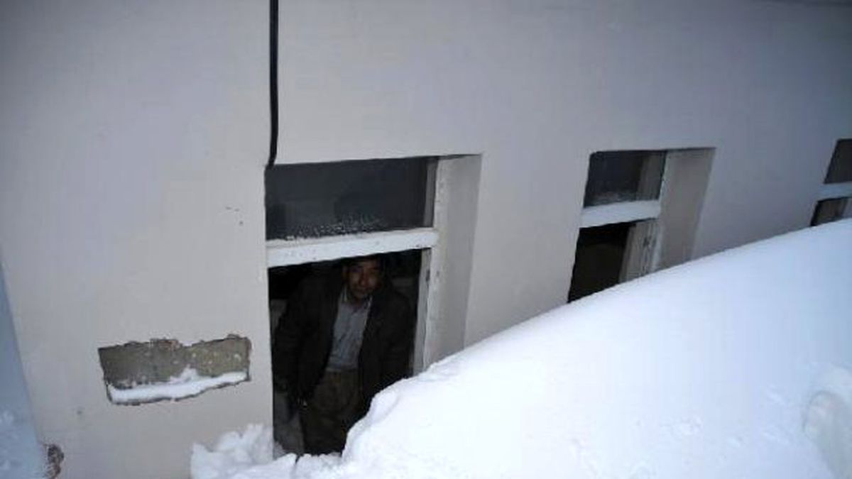 Yüksekova'da Okul ve Ahırın Üzerine Çığ Düştü