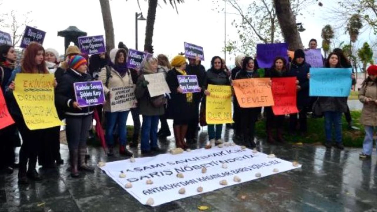Antalya\'da Hdp\'li Kadınlar Operasyonları Protesto Etti
