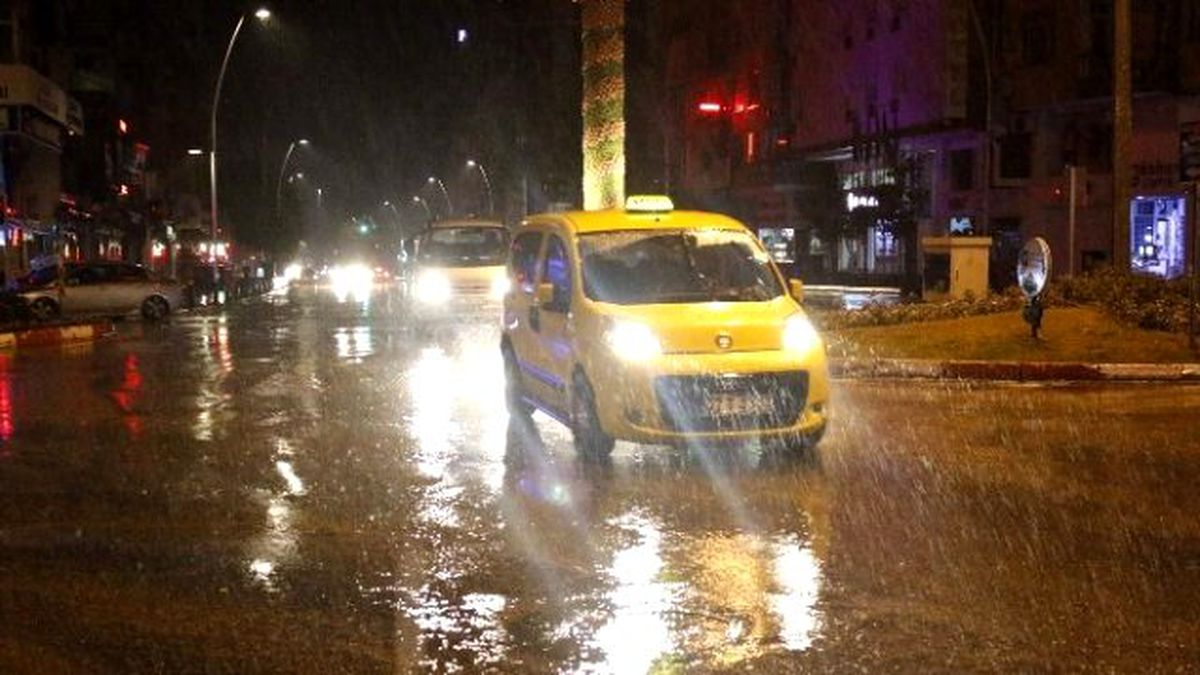 Antalya Güne Yağmurla Başladı
